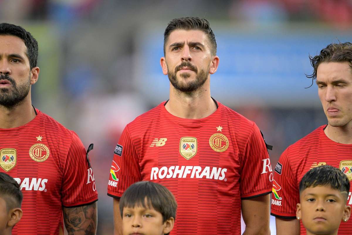 FlashScorePT's tweet card. O selecionador de Portugal de futebol, Roberto Martínez, revelou estudar três avançados para próximas convocatórias da equipa das quinas e assegurou ser “neutro”, negando ter algum constrangimento em...