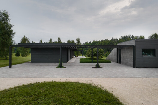 Modelo_io's tweet card. Completed in 2019 in Latvia. Images by Alvis Rozenbergs. A pavilion-style house informed by the ancient Latvian farmstead – the viensēta. Designed as a holiday home, the house is free of excesses...
