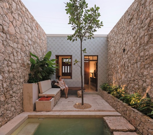 Modelo_io's tweet card. Completed in 2020 in Mérida, Mexico. Images by Tamara Uribe. The concept and name of the project El Nido stands for nest and comes from the Latin word nidus. The term refers to the shelter that birds...