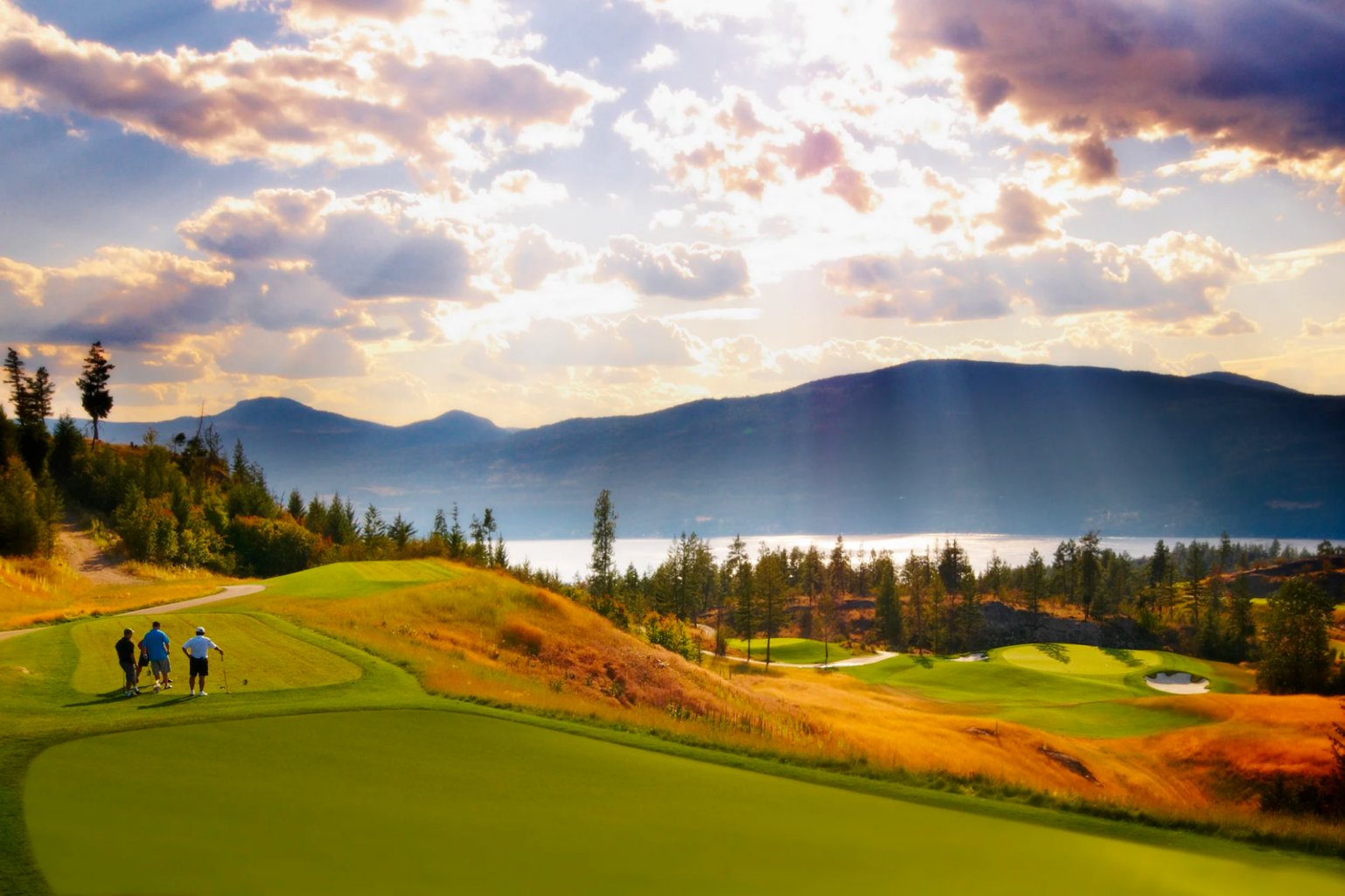 BestEverGuide's tweet card. Kelowna’s rolling countryside and kind seasonal conditions make it a golfer’s paradise. Here's our guide to the Best Golf Courses in Kelowna.
