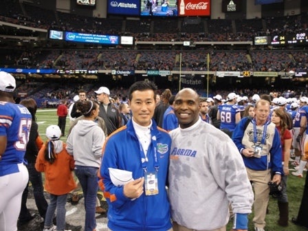 GoOutsideTheBox's tweet card. 熊の被害が拡大している日本ですが、私が以前フットボールチームでインターンコーチをしたフロリダ大学では、キャンパス内の湖や沼にワニが生息していました！ ～インタ…