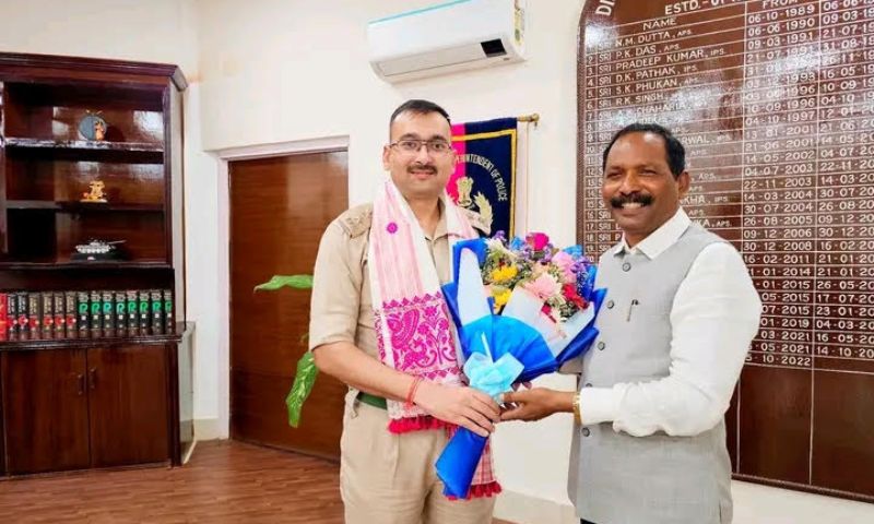 NENowNews's tweet card. Mayank Kumar assumes charge as Tinsukia SSP, succeeding Abhijit Gurav, strengthening law enforcement and counter-insurgency.