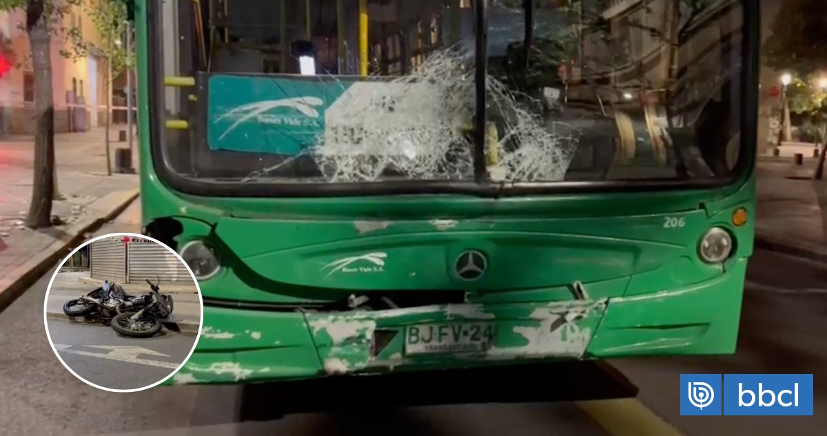 biobio's tweet card. Un motociclista armado que conducía contra el tránsito colisionó con un bus del sistema RED en Santiago. Tras el impacto,...