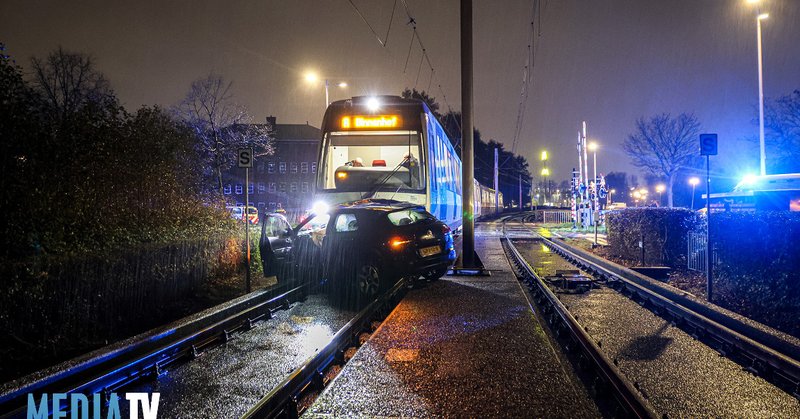 Metro botst op auto in Rotterdam