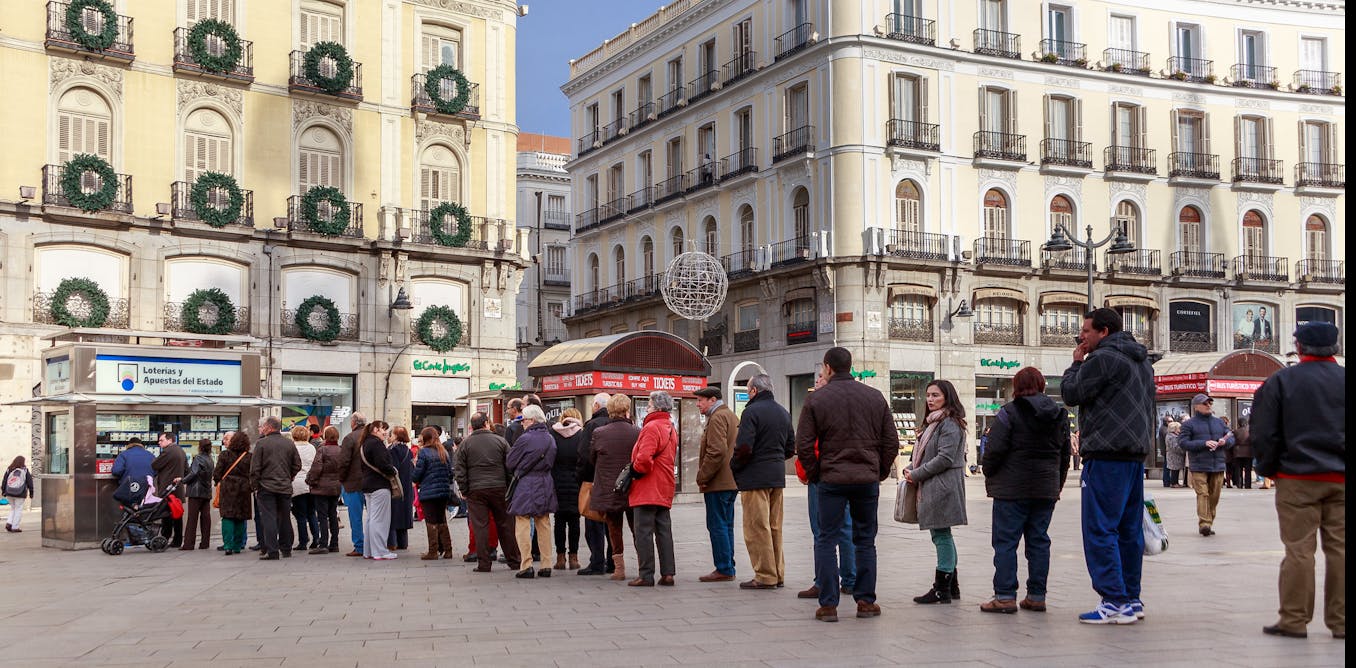AusinTxetxu's tweet card. La lotería de Navidad es uno de los eventos más característicos de la época invernal en España ¿Qué valores éticos se fomentan y cuáles se vulneran mediante esta tradición promovida por el Estado?