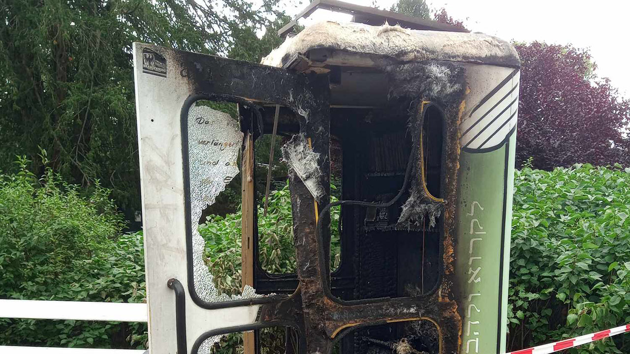 Belltower_News's tweet card. Durch einen Brandanschlag wurde ein Holocaust-Mahnmal in Berlin zerstört. Am Tatort wurde ein Bekennerschreiben hinterlegt.