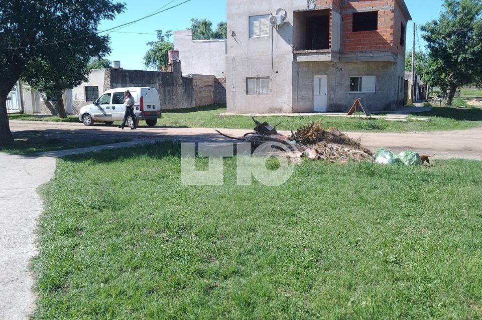 radiolt10's tweet card. Un vecino del barrio indicó al móvil de LT10 que "ya hizo la solicitud a la Municipalidad y aún no hay ninguna respuesta. Siempre que hay tormentas fuertes surgen inconvenientes".