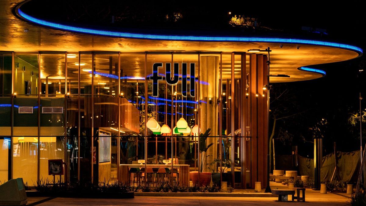 CristianGeo7's tweet card. Horacio Marín, titular de YPF, destacó el liderazgo en el mercado y los resultados del descuento nocturno con la APP, que impulsó más de 30% el consumo.