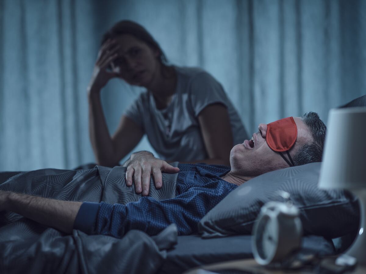 el_pais's tweet card. Cuatro profesionales explican a EL PAÍS si los sprays, las tiras nasales y los dispositivos bucales o posturales sirven contra los ronquidos