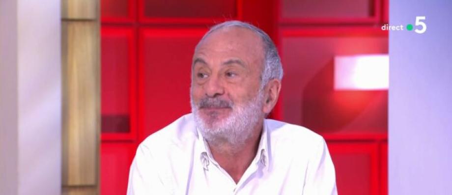 morandiniblog's tweet card. Le psychanalyste Gérard Miller a été placé en garde à vue mardi dans l'enquête ouverte en février 2024 à Paris après des plaintes de femmes l'accusant de viols et agressions sexuelles, a...