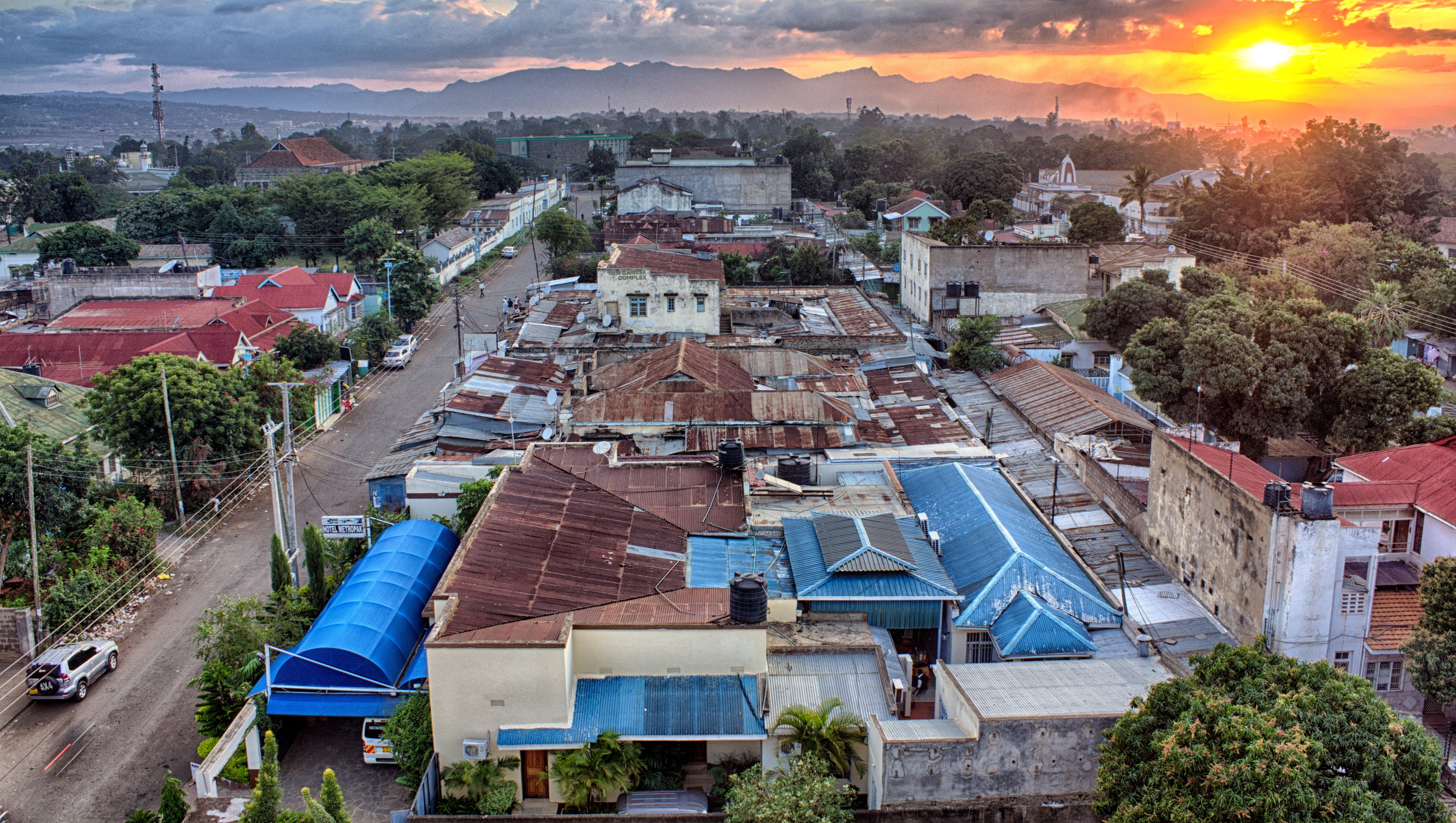 johnpmcdermott's tweet card. Urbanisation is making lives better, but not by as much as it could