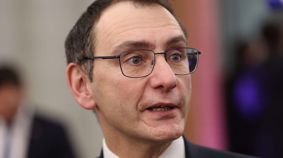 franceinfo's tweet card. Le député RN de la Moselle était jugé pour outrage à une personne chargée d'une mission de service public, injure non publique en raison de l'origine, l'ethnie, la prétendue race ou la religion, et...