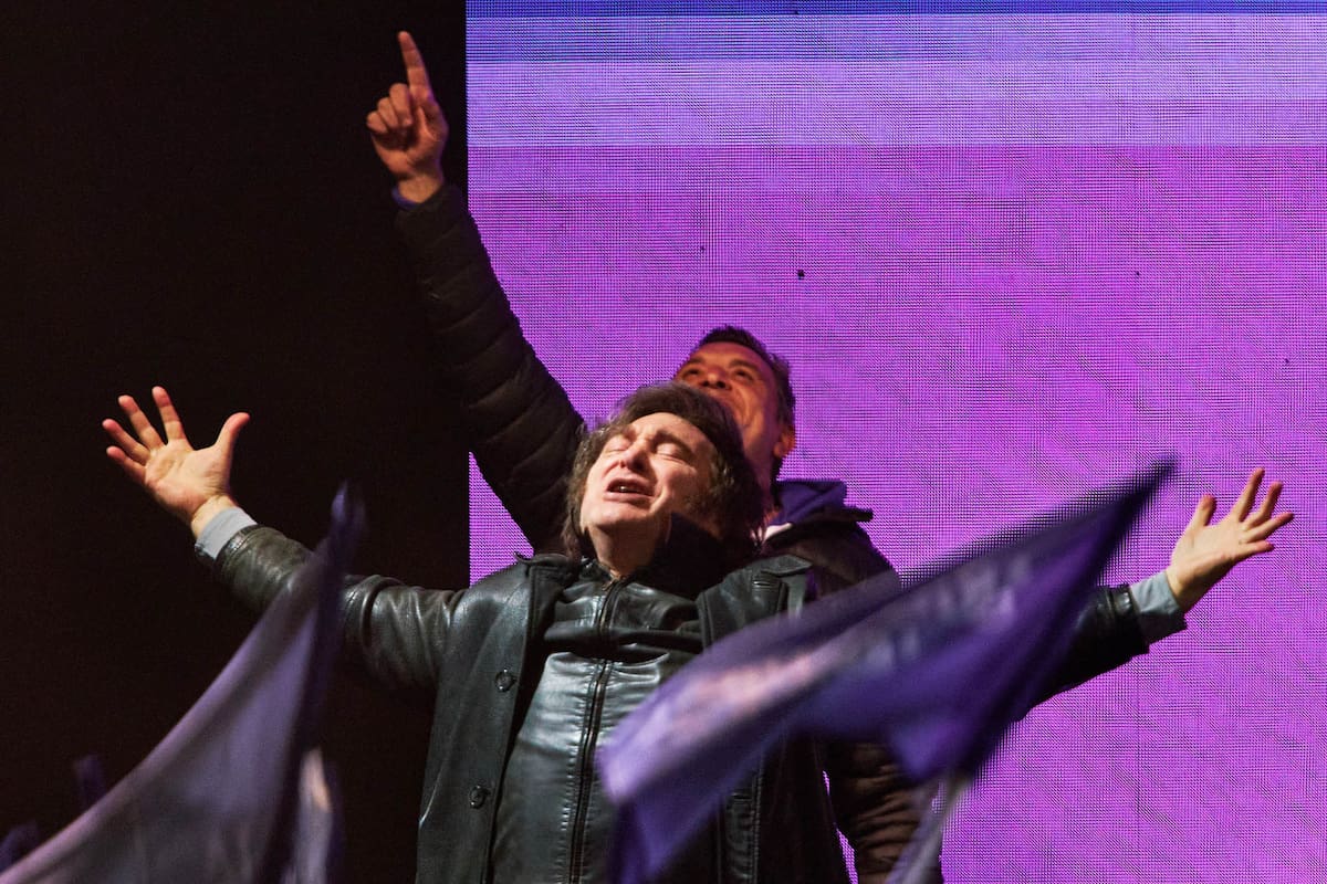 LANACION's tweet card. El Gobierno al desnudo: un strip-tease que nadie quería ver