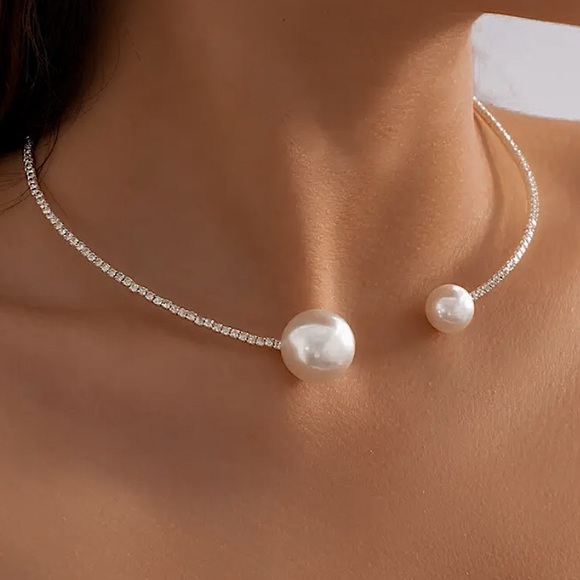 queendom_basic's tweet card. NECKLACE ▪️Zinc Alloy ▪️Silver Tone ▪️White Faux Pearl [11/16”, 7/16”] ▪️Rhinestone Pave — 3/32” [= 2 mm] ▪️Size — 14”1/2 [lmk if you want it different] ▪️Weight — 0.37 Oz [= 10.6 g] ▪️1 PC / Lot...