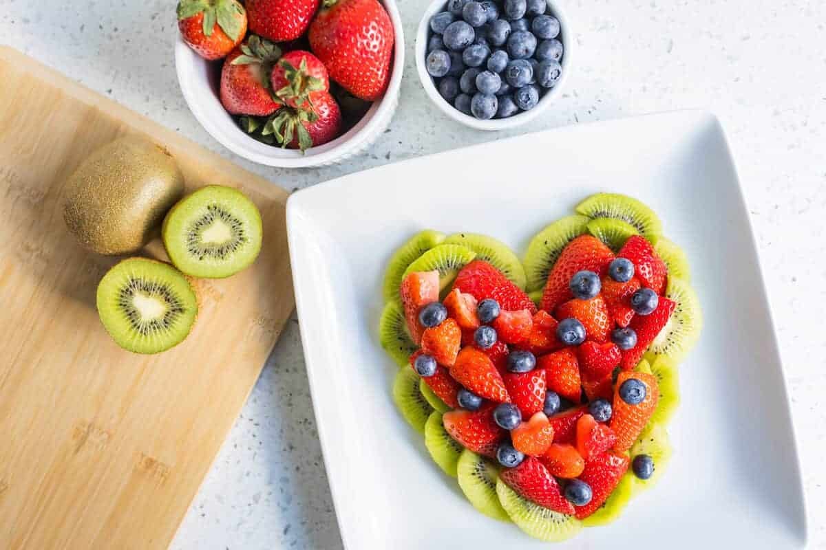 Healthyfamprj's tweet card. This festive Valentine's Day Fruit Tray is easy to make, great for the kids, and perfect for a healthy treat.