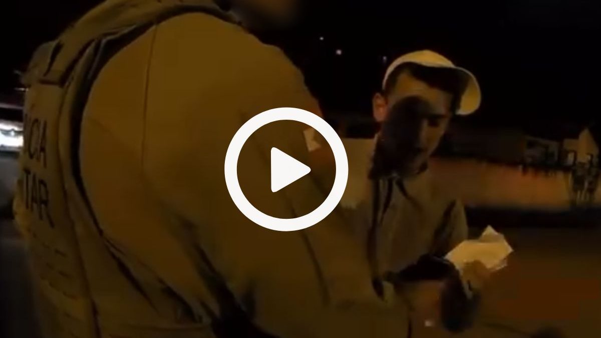 AiltonJSantos2's tweet card. Uma abordagem policial teve um desfecho inusitado no Norte catarinense. O jovem cantor soltou a voz e chamou atenção dos agentes. Veja