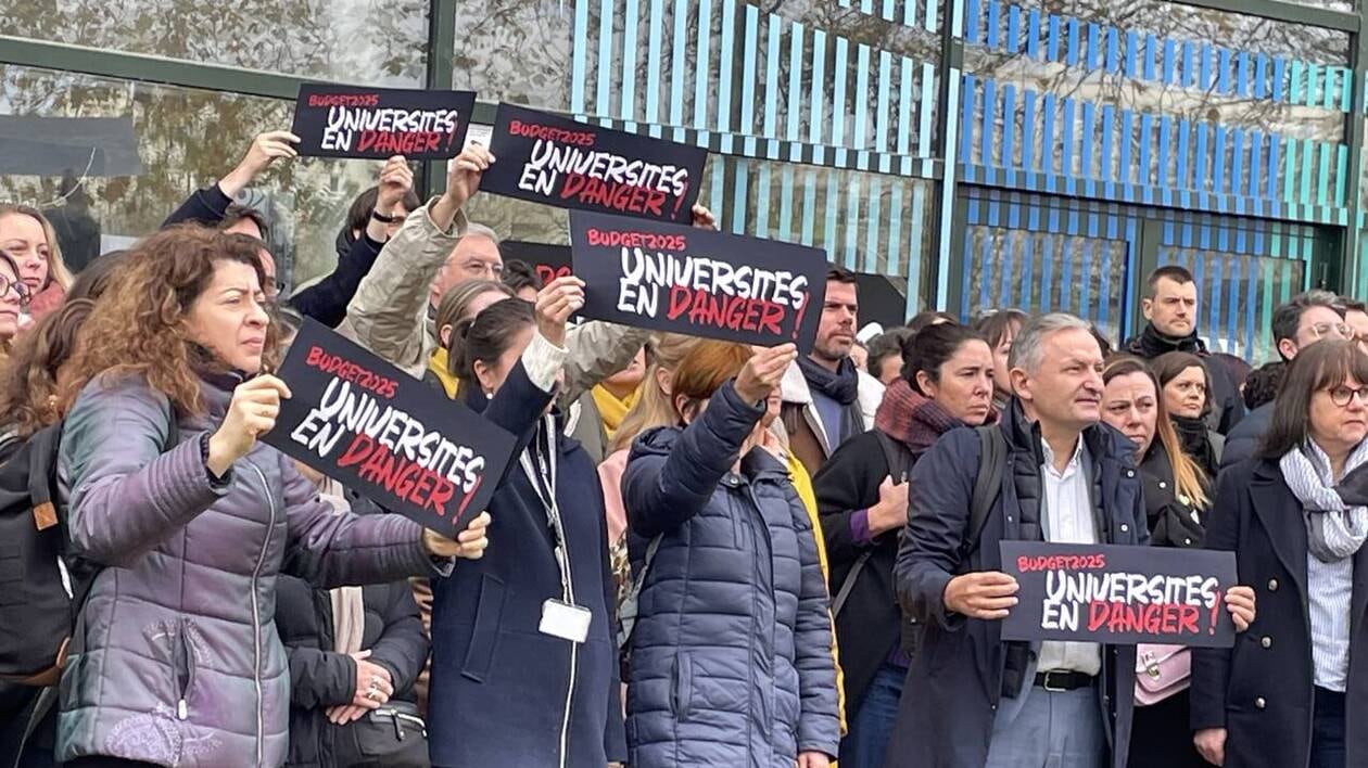 FranceUniv's tweet card. Partout en France, les universités se mobilisent dans le cadre du mouvement « Universités en danger », pour dénoncer un budget en berne dans l’enseignement supérieur et la recherche. À Rennes...