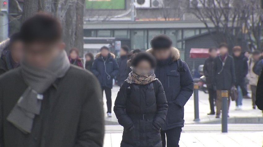 SBSBiznews's tweet card. 17일 기온이 크게 내려가면서 일부 지역이 영하권 추위를 보이고 있습니다. 18일 아침에는 영하 8도까지 낮아질 것으로 예상됩니다.기상청에 따르면 17일 아침 최저기온은 -1∼10도, 낮 최고기온은 5∼13도로 예년과 비슷하거나 조금 낮겠습니다.북쪽에서 찬 공기가 유입되면서 기온이 큰 폭으로 떨어져 중부 내륙·산…