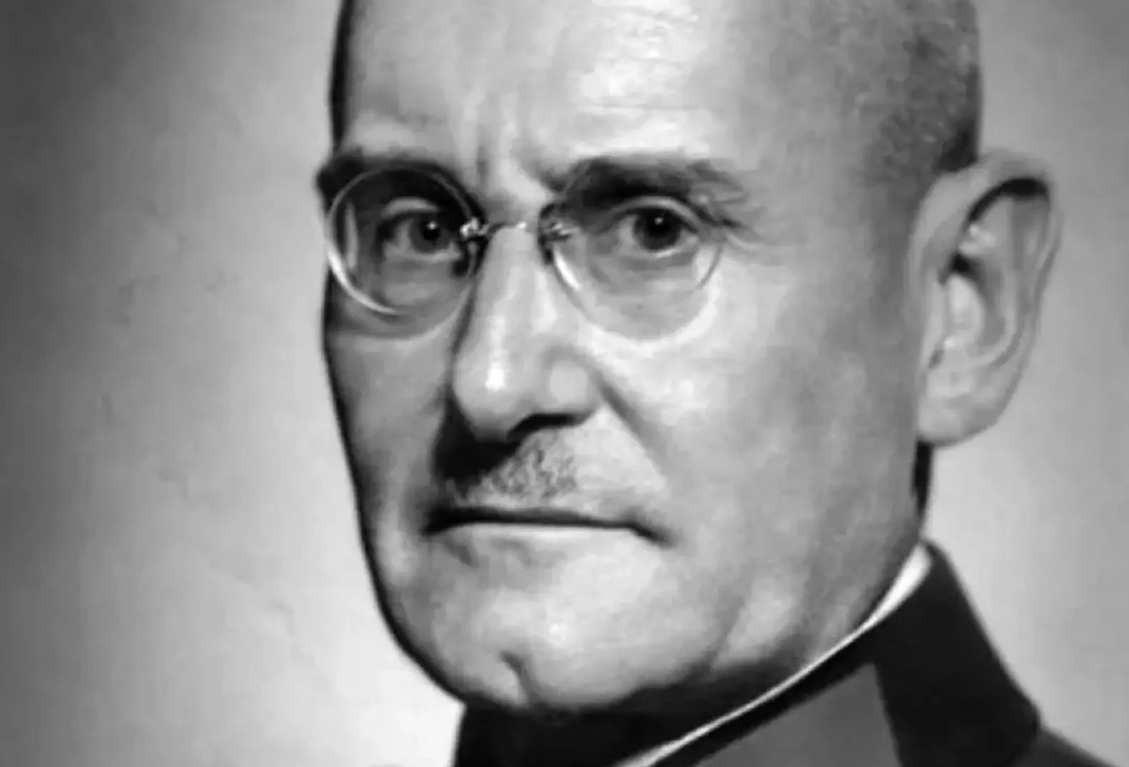 ilonaplattner's tweet card. Еіnе krіtіѕсhе Веtrасhtunɡ ԁеr Ԍеѕсhісhtѕѕсhrеіbunɡ іⅿ 2. Ԝеltkrіеɡ – ⅴоn Ρеtеr Нӓnѕеlеr (Τеіl 3∕3).