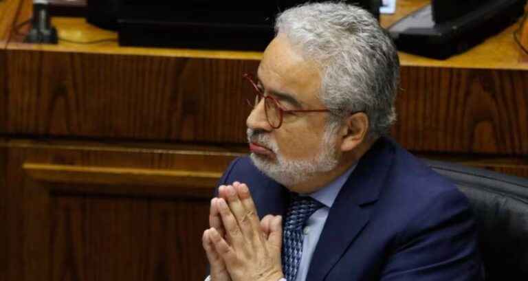 ContrapoderCH's tweet card. Recordemos, que esta no es la primera vez que Hermosilla es acusado de incumplir su arresto domiciliario total, ya que, el 12 de septiembre, una resolución del Cuarto Juzgado de Garantía de Santiago...