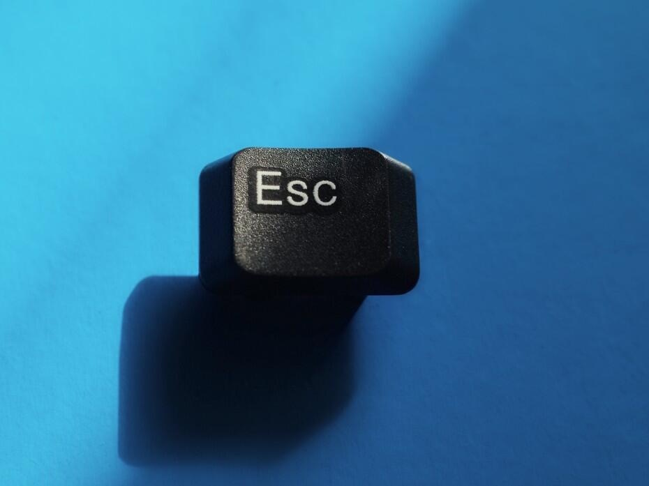 3pasopia's tweet card. 元マイクロソフト技術者のデイブ・プラマー氏は、「Windows」が初心者から上級者までを対象にするあまり、使い勝手や自由度を損なっていると批判し、手厚い支援を排した「プロモード」の導入や、過剰なテレメトリーの透明化、ローカルアカウントの選択肢の明示など、ユーザーの尊重に基づく改善策を提言した。