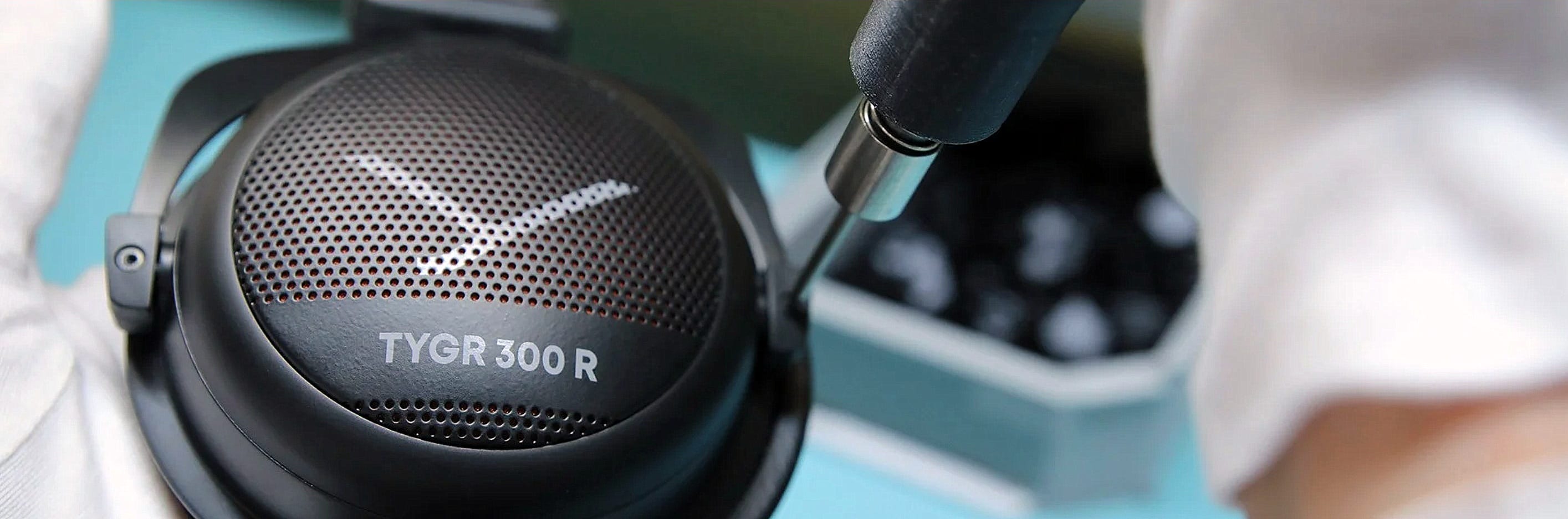 TechNPeople's tweet card. טכנולוגיה ואנשים -סקירה על Beyerdynamic TYGR 300 R עם מבנה Open Back צליל רחב, דיוק מצוין לגיימינג והקפדה גרמנית על איכות חומרים ונוחות לאורך זמן.