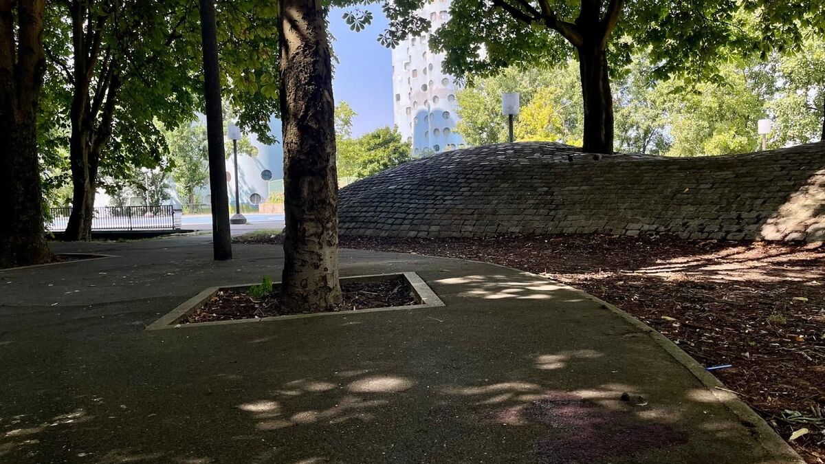 feminicidesfr's tweet card. Selon les premières constatations, l’agresseur a porté le coup de cutter à la gorge de la victime ce samedi après-midi, au pied des tours Ai