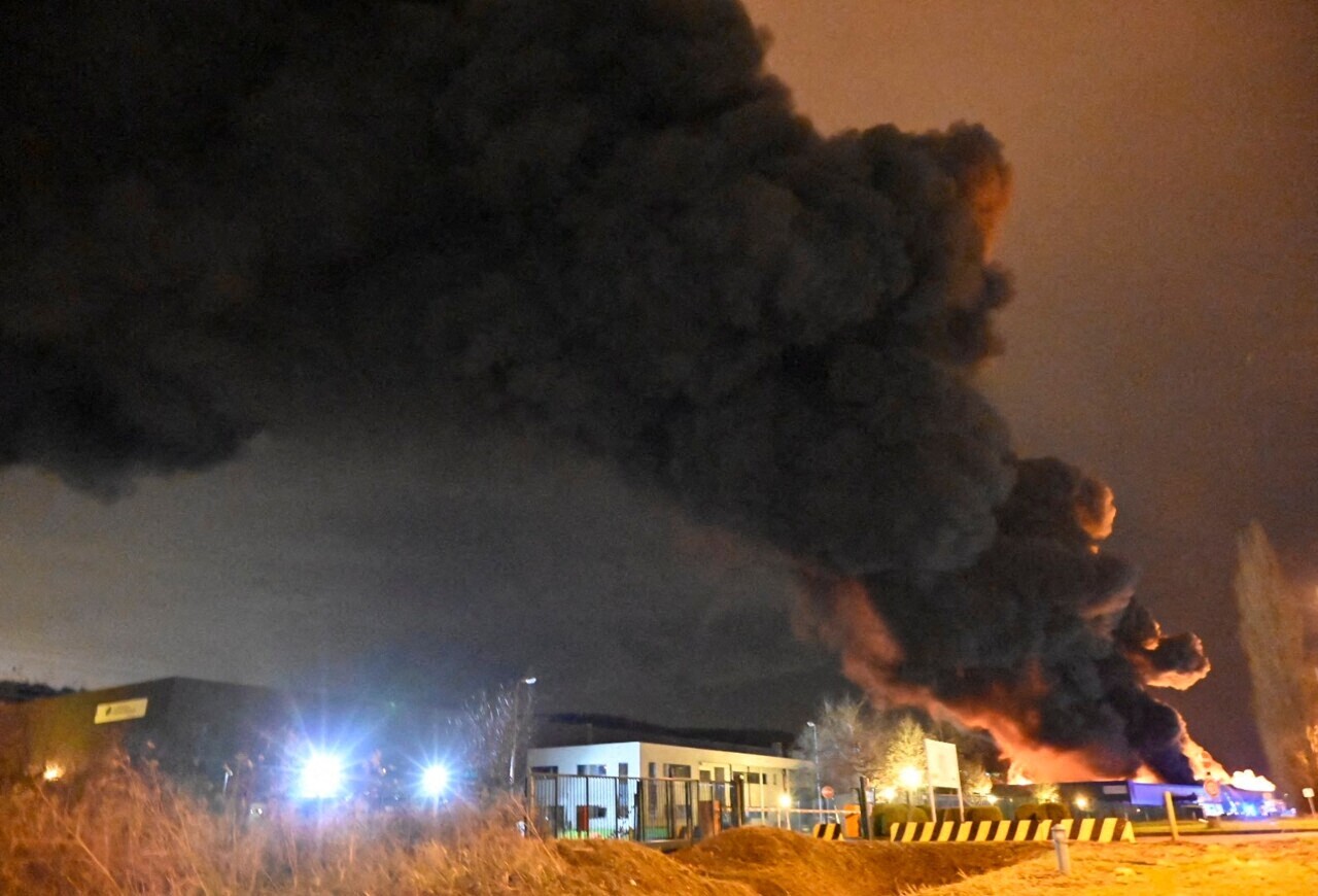 j_bouteiller's tweet card. Témoin du départ d'incendie de l'entrepôt de Bolloré Logistics près de Rouen, un salarié de l'entreprise s'est suicidé. Une enquête pour harcèlement aggravé est en cours. Récit.