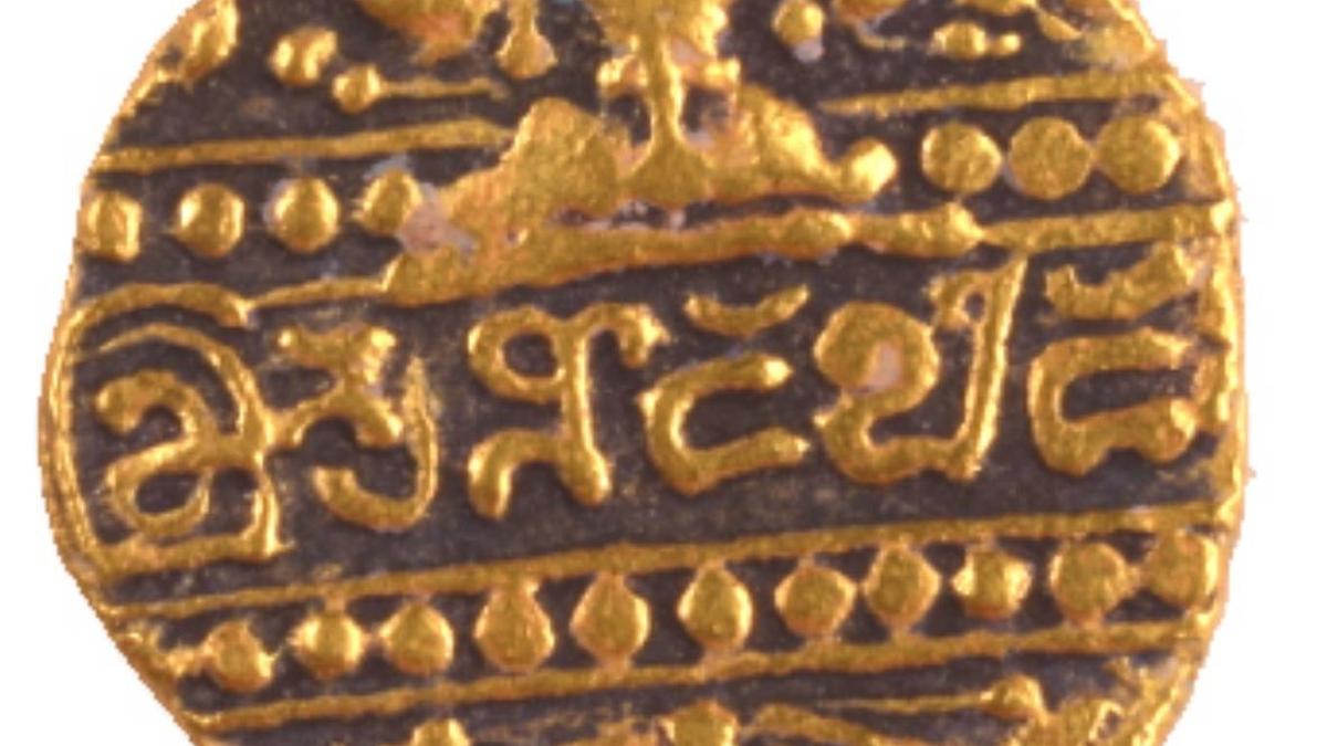 ravikeerthi22's tweet card. Rare discovery of 11th-century gold coins of Kalyani Chalukya princess Akkadevi found in Telangana with Kannada inscriptions.