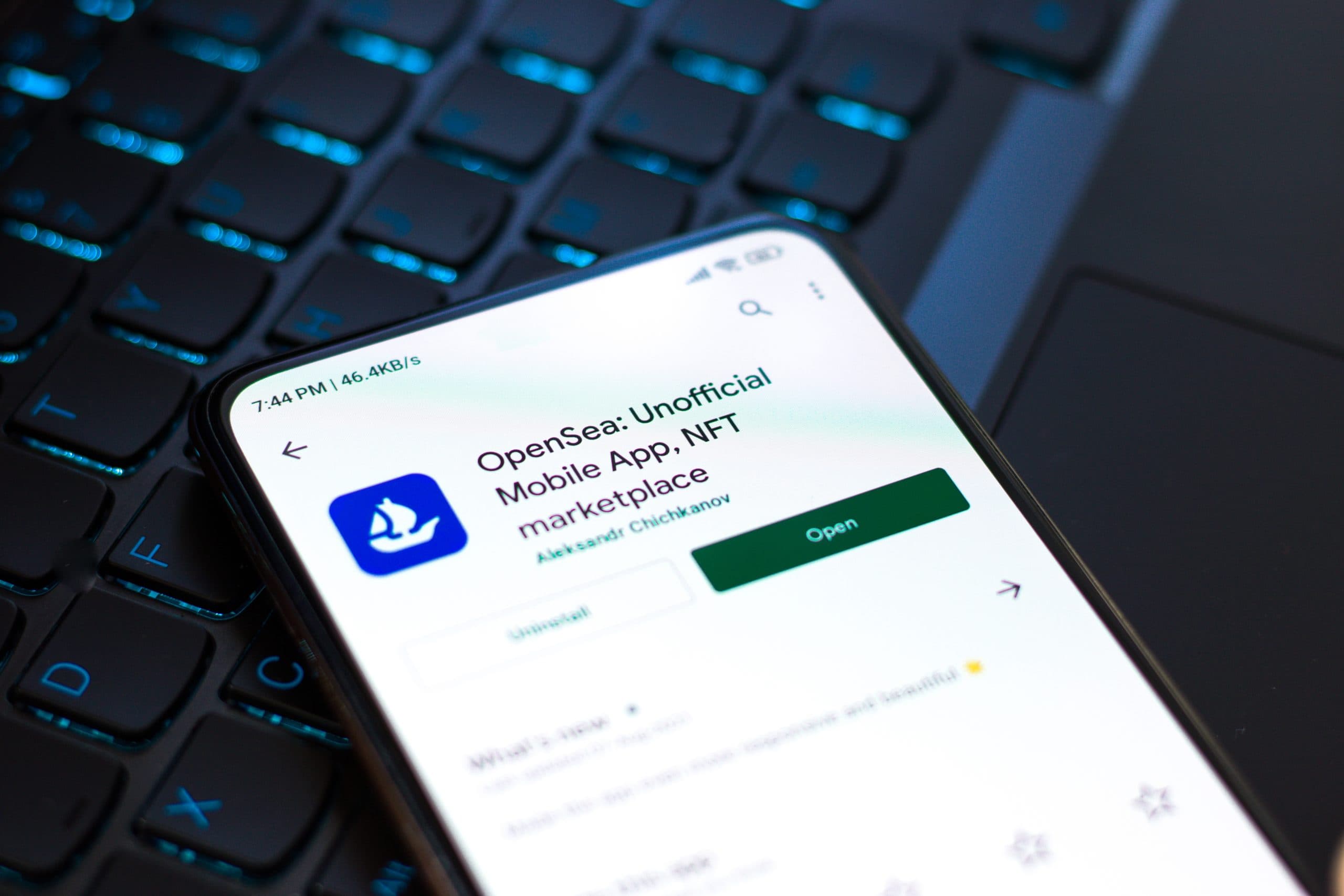 PeterChrisX's tweet card. Die beliebte NFT-Plattform OpenSea wurde 2022 Opfer eines Hacks. Nun wurden die dabei erbeuteten E-Mail-Adressen veröffentlicht.