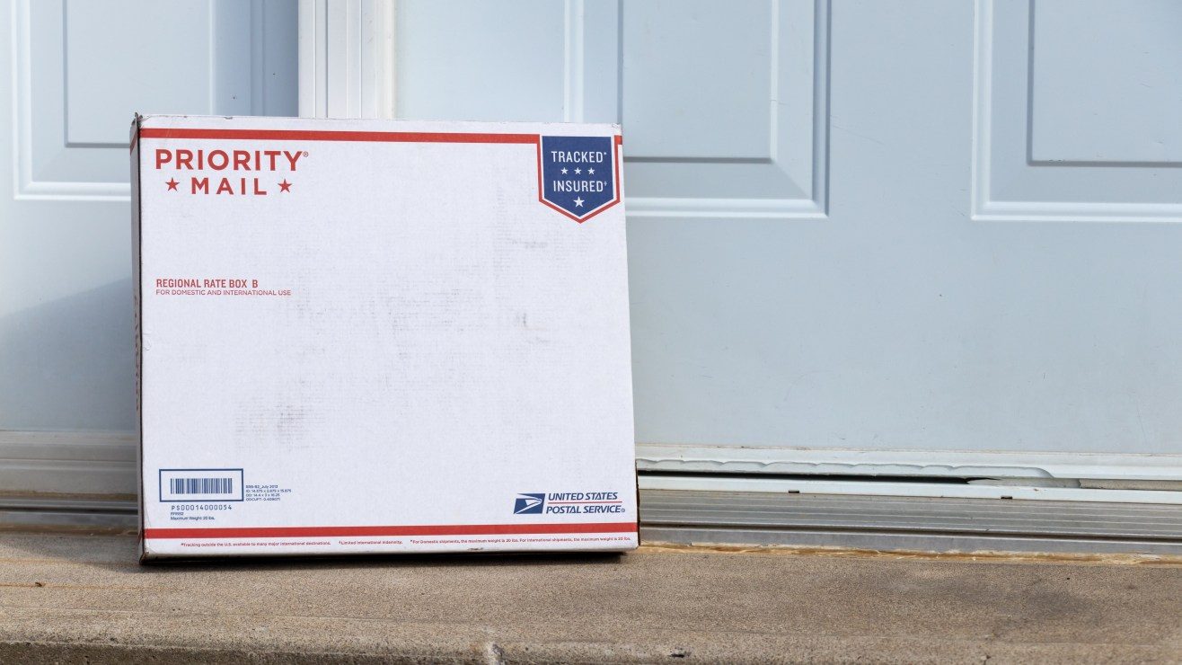 la_patilla's tweet card.   El Servicio Postal de los Estados Unidos (USPS) anunció un aumento de precios en los envíos en 2026. Este ajuste fue confirmado tras la presentación oficial del aviso de cambios ante la Comi…