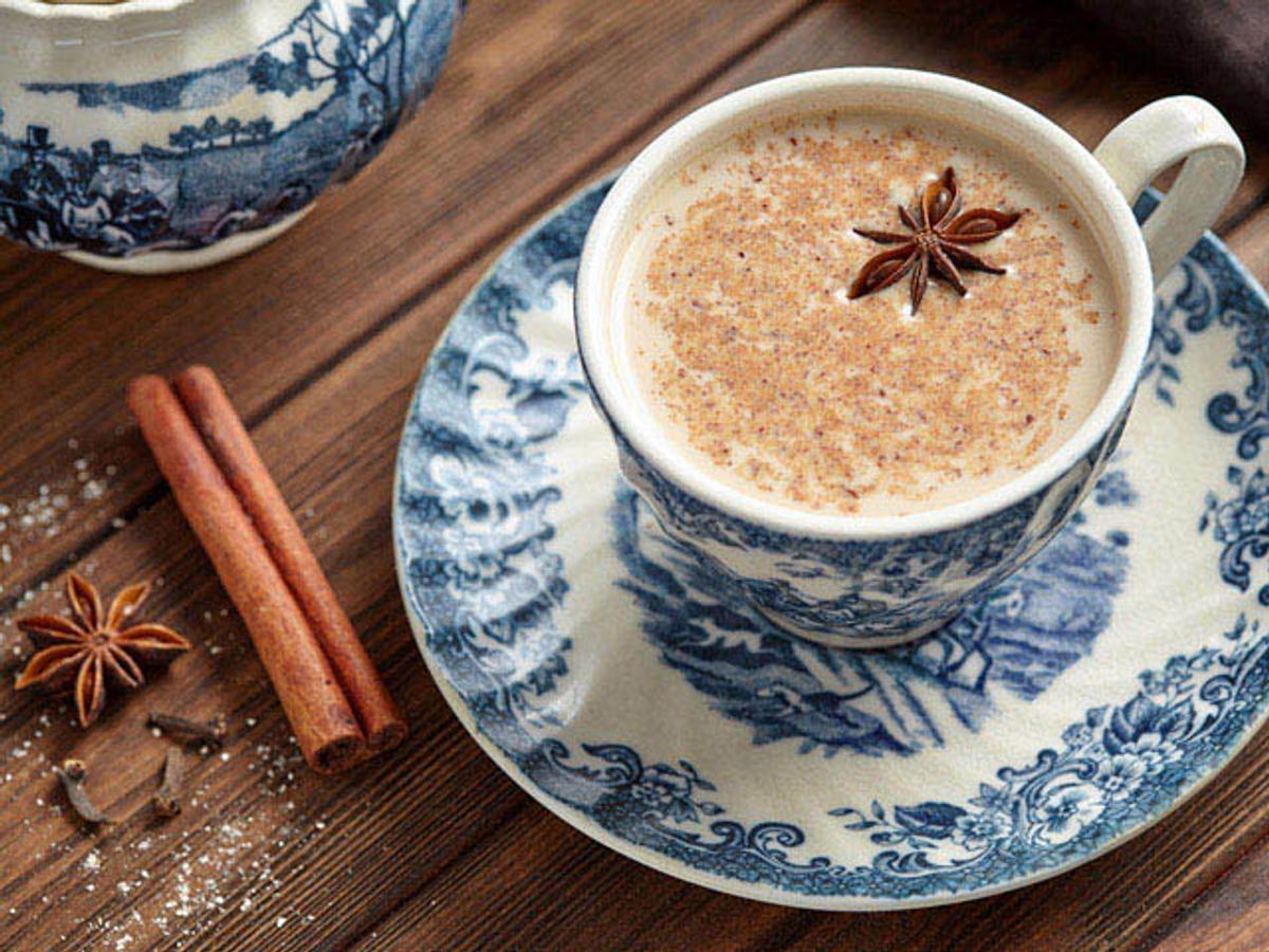 macrobi_sougo's tweet card. シナモンやクローブなどのスパイスがたっぷり入った、やさしい甘さが魅力のチャイ。ほどよく刺激的な香りと、独特の深い味わいが大好きです。 家では手軽なティーバッグで飲んだり、お湯に溶かす顆粒のものを常備しているのですが、お店で味わうような"深み"は再現できません。家でも本格的なチャイを作ってみたいと常々思っていたところ、スパイスのプロによるレシピを「FOODIE」で見つけました。 スパイスが深く...