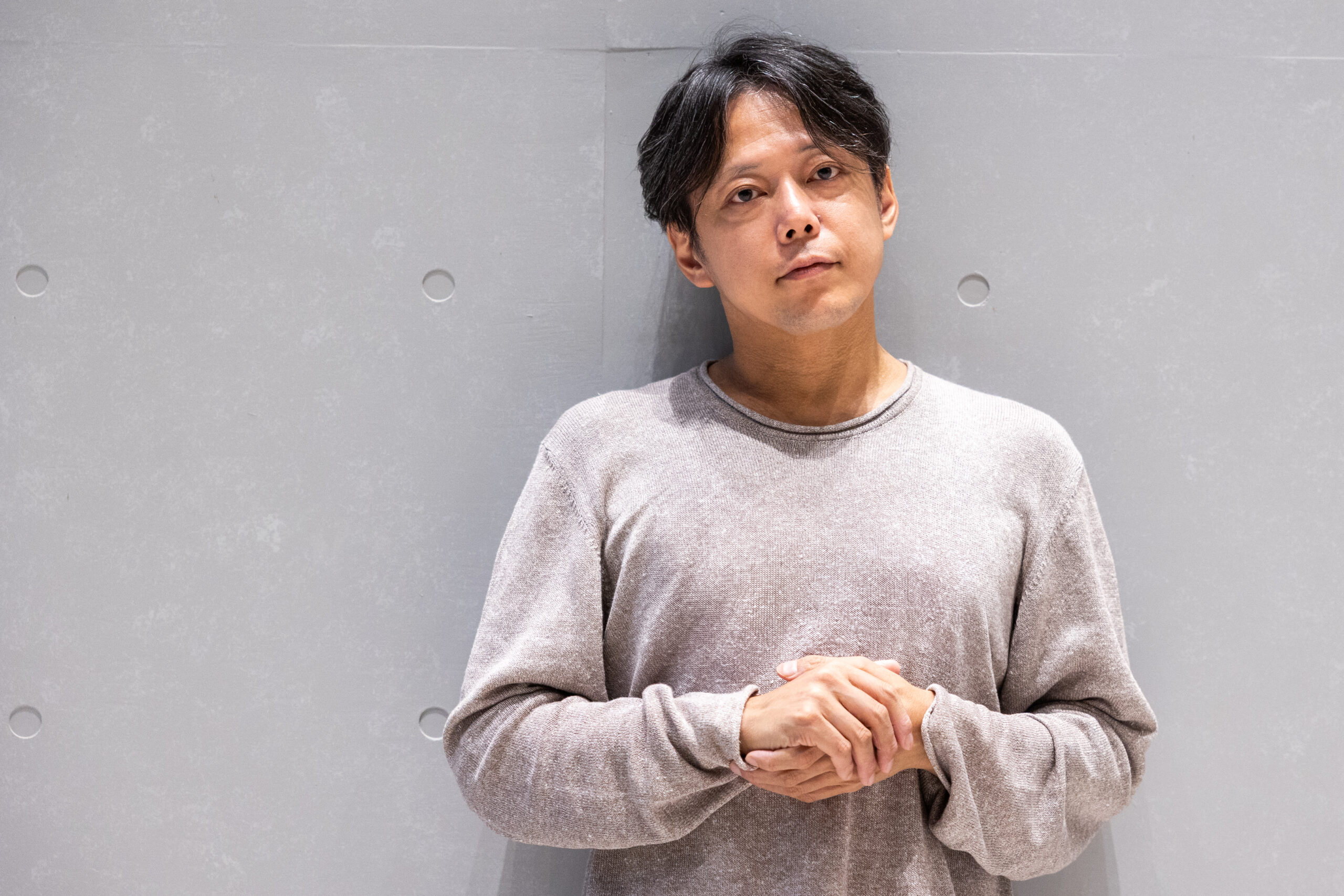 aki_traducteur's tweet card. 世界と学びをつなぐメディア、POLYGLOTS magazineの独占インタビュー第2回は、フランス語、イタリア語、韓国語などを学んでいる多言語使用者であり、翻訳家・通訳（日仏伊）の平野暁人さんです。主に舞台芸術の翻訳、通訳を担当される傍ら、近年は多言語パフォーマーとして活躍、自身の創作活動も精力的に行なっています。