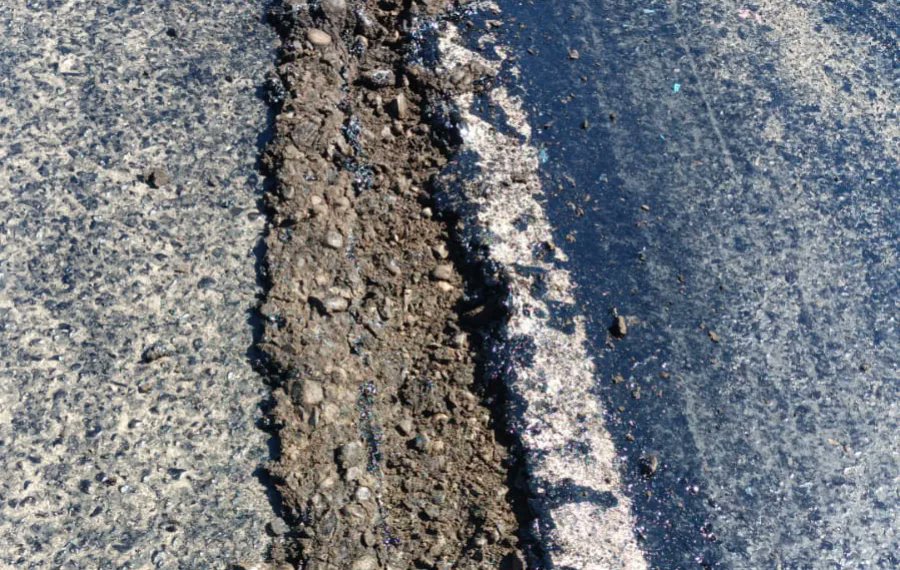 ladiscusioncl's tweet card. Molestos se encuentran los vecinos de Los Montes, en camino a Las Mariposas, debido a las deficientes condiciones de un camino entregado hace tres meses, tras efectuarse obras de conservación en un…