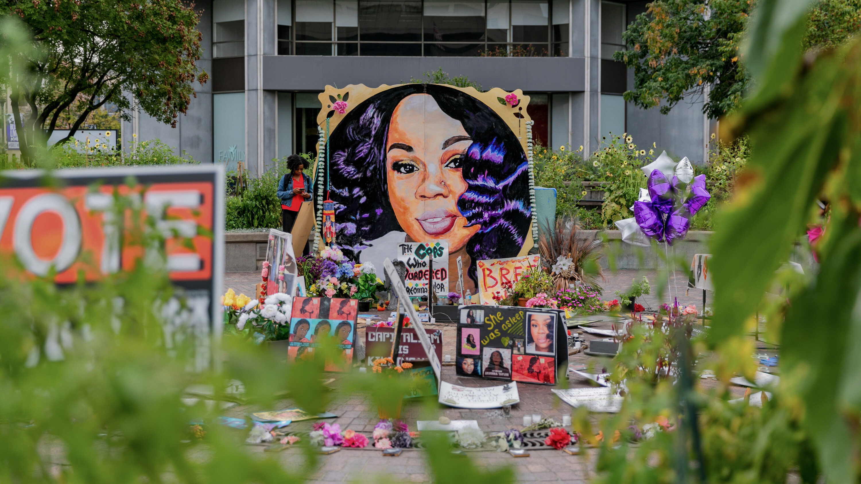 raggelli's tweet card. Her killing by the police in Louisville, Ky., led to federal and state charges against officers. But one trial ended in acquittal, another in a hung jury, and a judge has dismissed some charges.