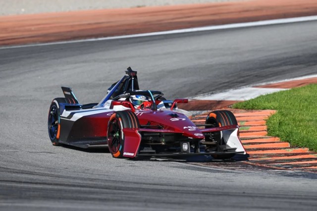 PitLane_F1's tweet card. Citroën debuta en Formula E esta temporada. Stellantis ha aumentado su participación en la categoría eléctrica y pone a una de sus marcas más potentes de su grupo en un proyecto que no parecía arra…