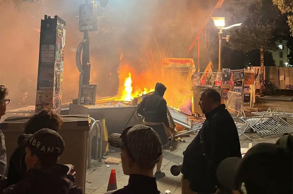 Actu17's tweet card. La première soirée du festival international de théâtre de rue d'Aurillac (Cantal) a été marquée par de violents affrontements entre plusieurs centaines d'émeutiers et les forces de l'ordre, provoq...