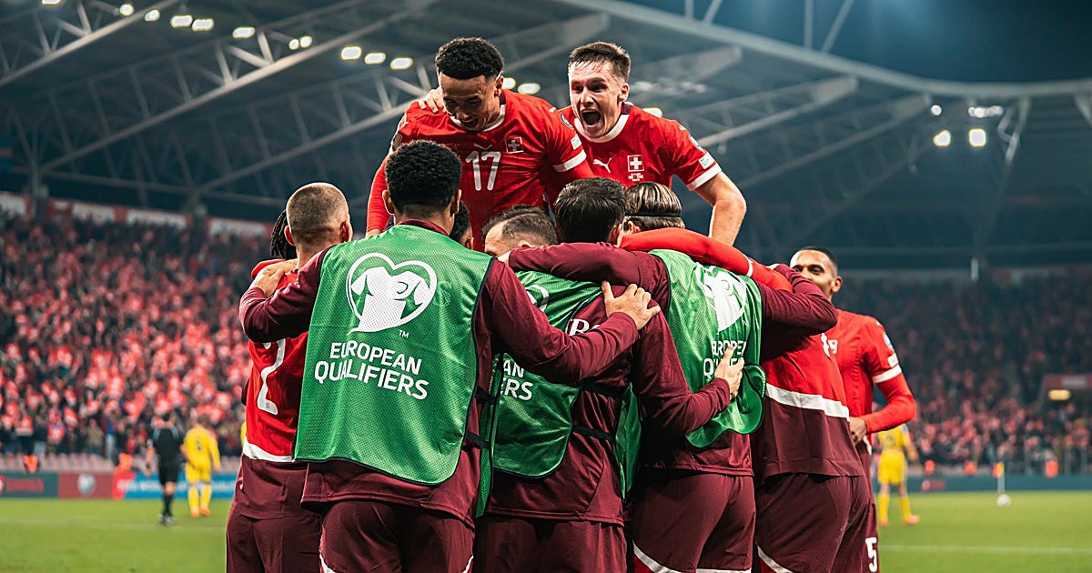 Orgullo_Nervion's tweet card. Los jugadores del Sevilla fueron los autores del gol de Suiza ante Kosovo