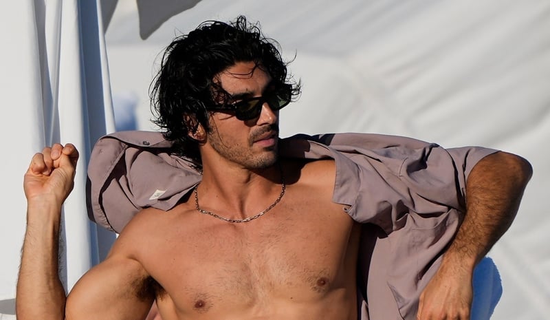 JustJared's tweet card. Check out the new photos...