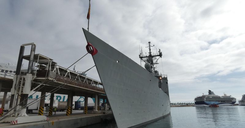 OrgullodeMalaga's tweet card. Compartiendo atraques, un trío de unidades de la Armada española ha sido testigo de una avalancha crucerista, la segunda que se produce en el presente mes de noviembre