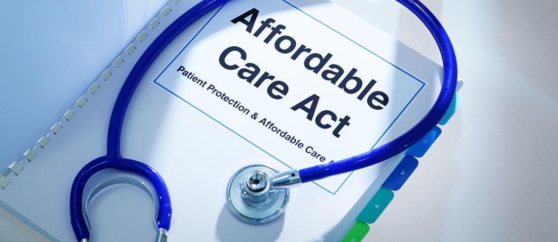 factchequeado's tweet card. El 1 de noviembre de 2025 comenzó el período de inscripción para los planes de salud de la Ley de Cuidado de Salud a Bajo…