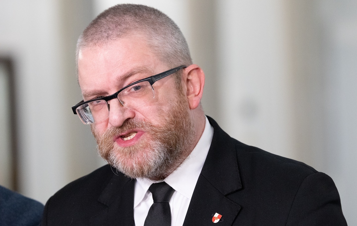 GrzegorzBraun_'s tweet card. Grzegorz Braun na początku stwierdził, że nie chce być nazywany "europosłem", ponieważ jest on "polskim posłem do Europarlamentu".