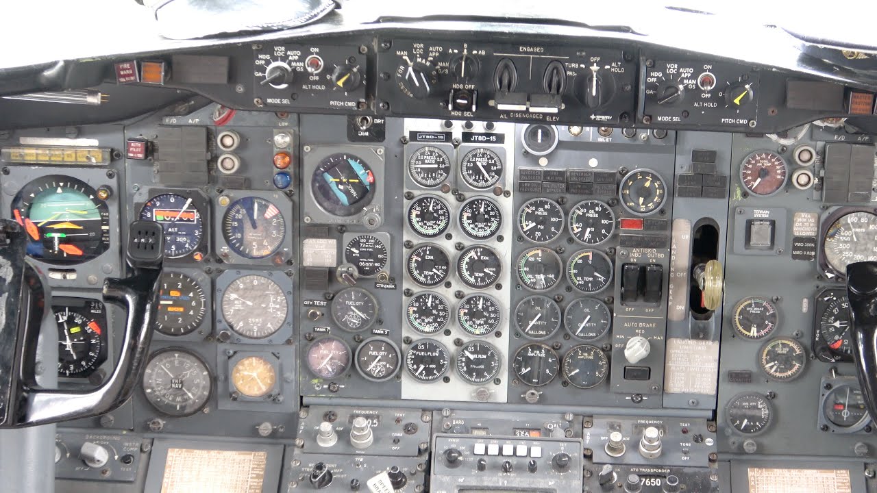 t_tetosuki's tweet card. Retro 45 year old Boeing 737. Cockpit and outside views and 1992...