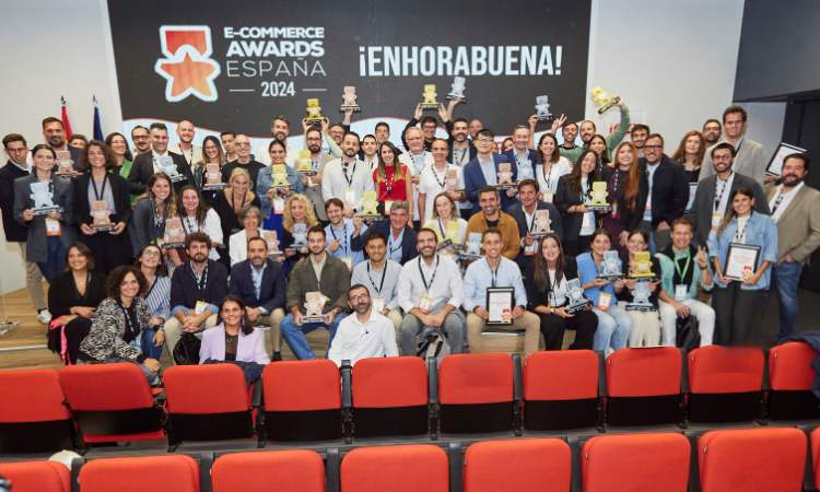 Mkt4eCommerce's tweet card. KFC, Craftelier o Freshly Cosmetics son otros de los ganadores en la decimoquinta edición de los Ecommerce Awards.