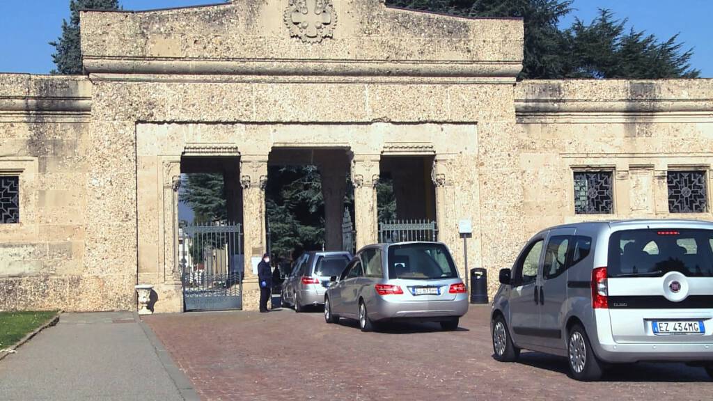 MonikaBaaima's tweet card. Het leven in het Italiaanse Bergamo ligt volledig stil. Toch blijft het virus er dagelijks vele levens eisen. De bevolking is doodsbang.