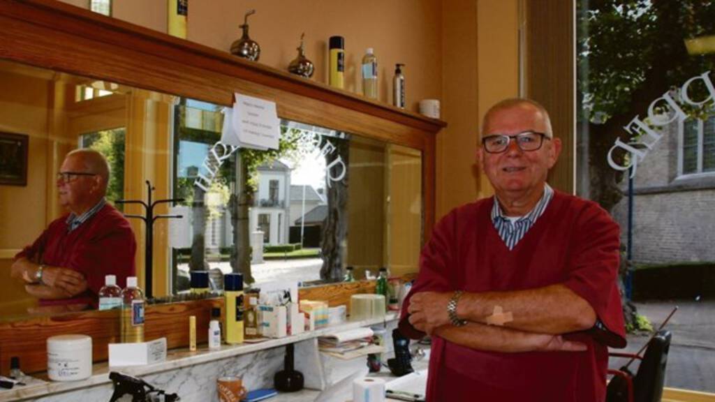 MonikaBaaima's tweet card. Henk Voskuil (69) heeft geprobeerd volgens de nieuwe corona-richtlijnen te knippen. "Maar na enkele dagen werd het me te veel."