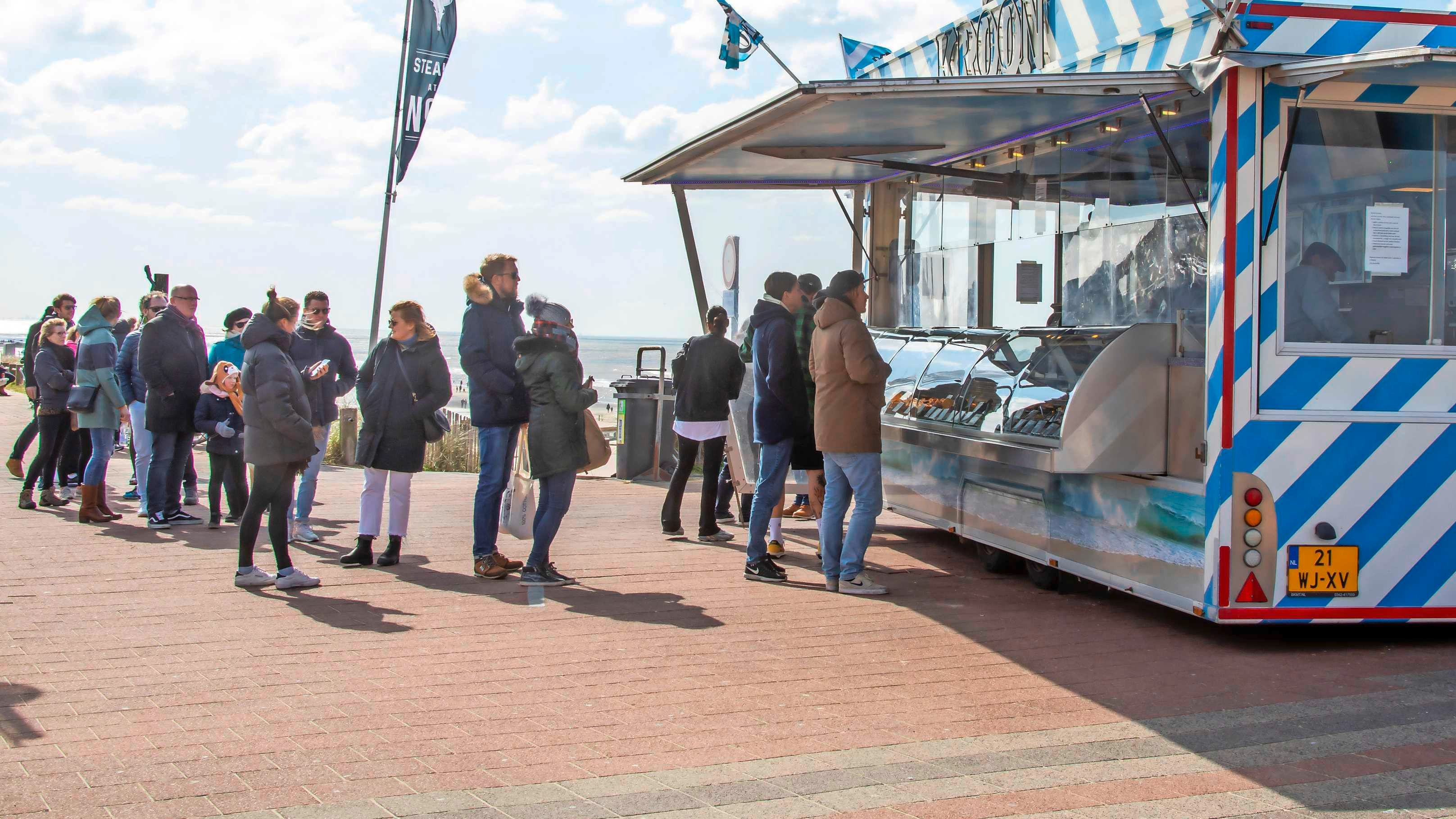 moeva18's tweet card. Ondanks dringende oproepen van artsen en verpleegkundigen om binnen te blijven, konden veel Nederlanders zaterdag de lokroep van de lentezon niet weerstaan. Afstand houden blijkt lastig.