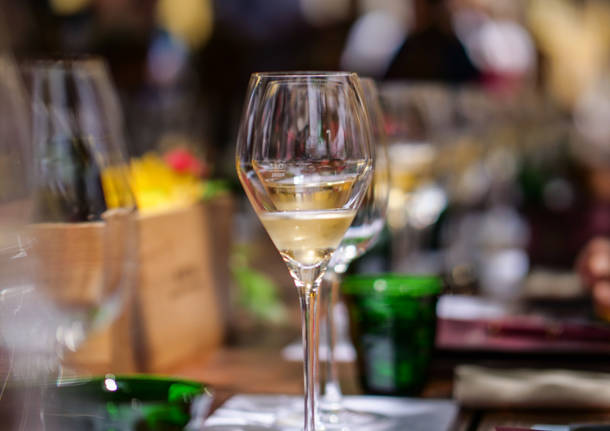 MM65M2's tweet card. Il mondo non è fatto tutto di truffe, brutte notizie e degrado: a volte delle belle storie ci possono rincuorare, dandoci un po’ di speranza per il prossimo. Una "splendida favola" successa a Varese