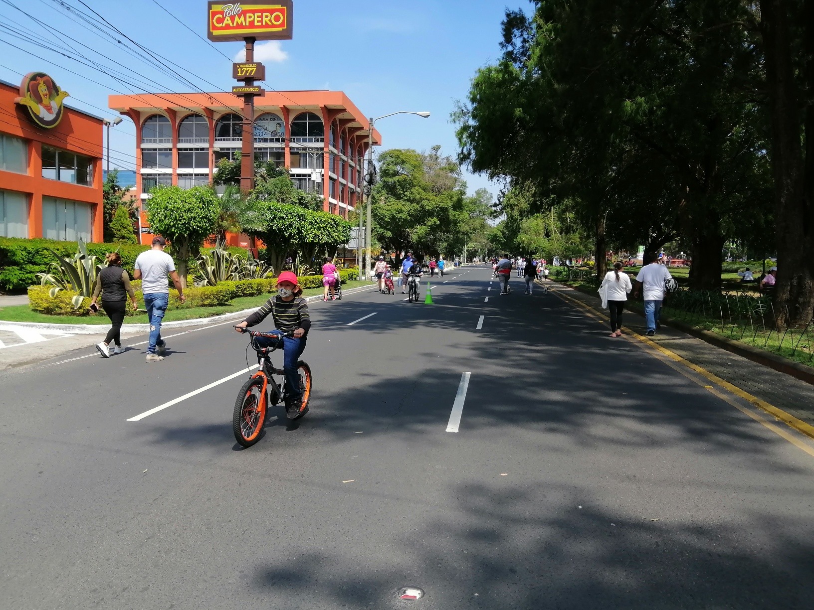 _ojoconmipisto's tweet card. A pesar de asegurar que el peatón es prioridad para la municipalidad de Guatemala, tres expertos en movilidad evalúan la realidad.