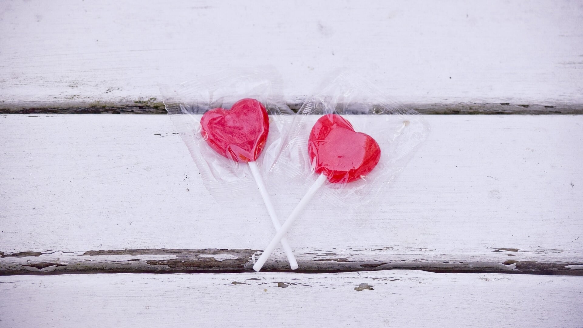 RoosRobbert's tweet card. Valentijnsdag, de dag waarop de liefde in al haar vormen wordt gevierd, is een wereldwijd fenomeen. De romantische ‘feestdag’ wordt in verschillende landen op verschillende manieren gevierd. Dat...